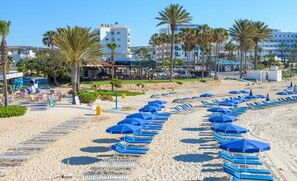 Plage, chaises longues, parasols