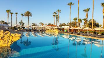 Una piscina techada, una piscina al aire libre