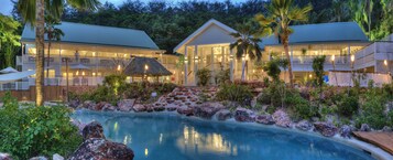 住宿正面 - 傍晚/夜晚