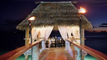 3 restaurants, breakfast, lunch, dinner served; international cuisine