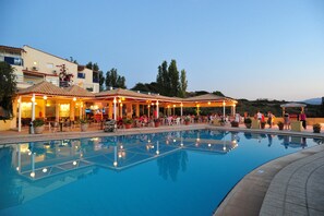 Piscine extérieure, parasols de plage, chaises longues