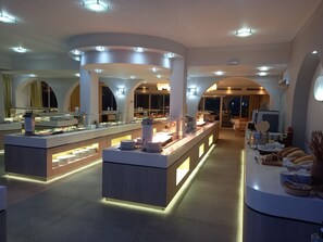 2 restauranter, frokost, lunsj og middag serveres, internasjonale retter