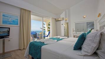 Superior Room, Sea View | In-room safe, desk, soundproofing, bed sheets