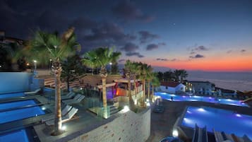 6 outdoor pools, pool umbrellas, sun loungers