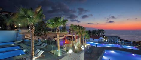 6 outdoor pools, pool umbrellas, sun loungers