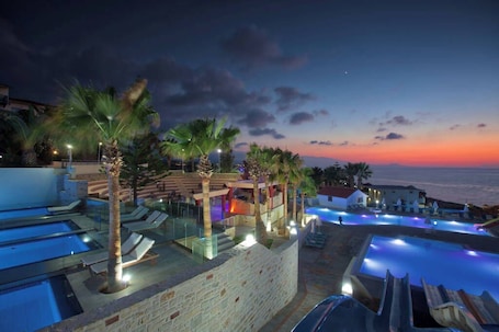 6 Außenpools, Sonnenschirme, Liegestühle. Rethymno Mare & Water Park