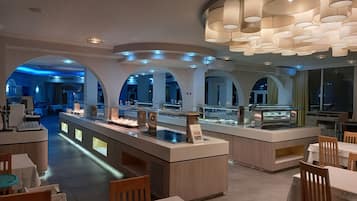 2 restaurants, spécialités Cuisine internationale
