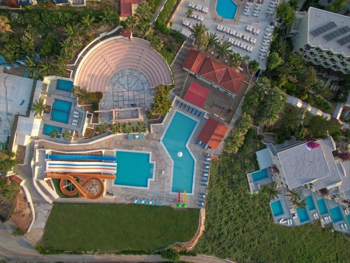 6 outdoor pools, pool umbrellas, sun loungers