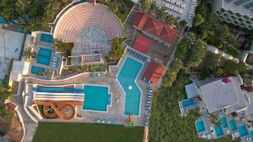 6 outdoor pools, pool umbrellas, sun loungers