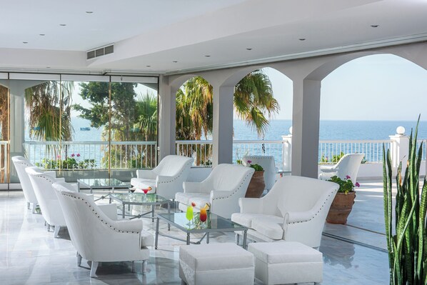 4 bares, 2 bares junto a la piscina, bar en la playa