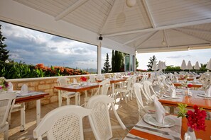 2 restaurants, spécialités Cuisine internationale