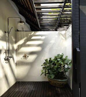 The Spa Suite | Badezimmer | Kostenlose Toilettenartikel, Haartrockner, Bademäntel, Hausschuhe