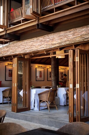 Se sirven desayunos, almuerzos y cenas; cocina tailandesa