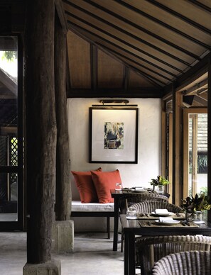 Se sirven desayunos, almuerzos y cenas; cocina tailandesa