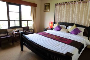 Caja de seguridad en la habitación, escritorio y cortinas blackout 