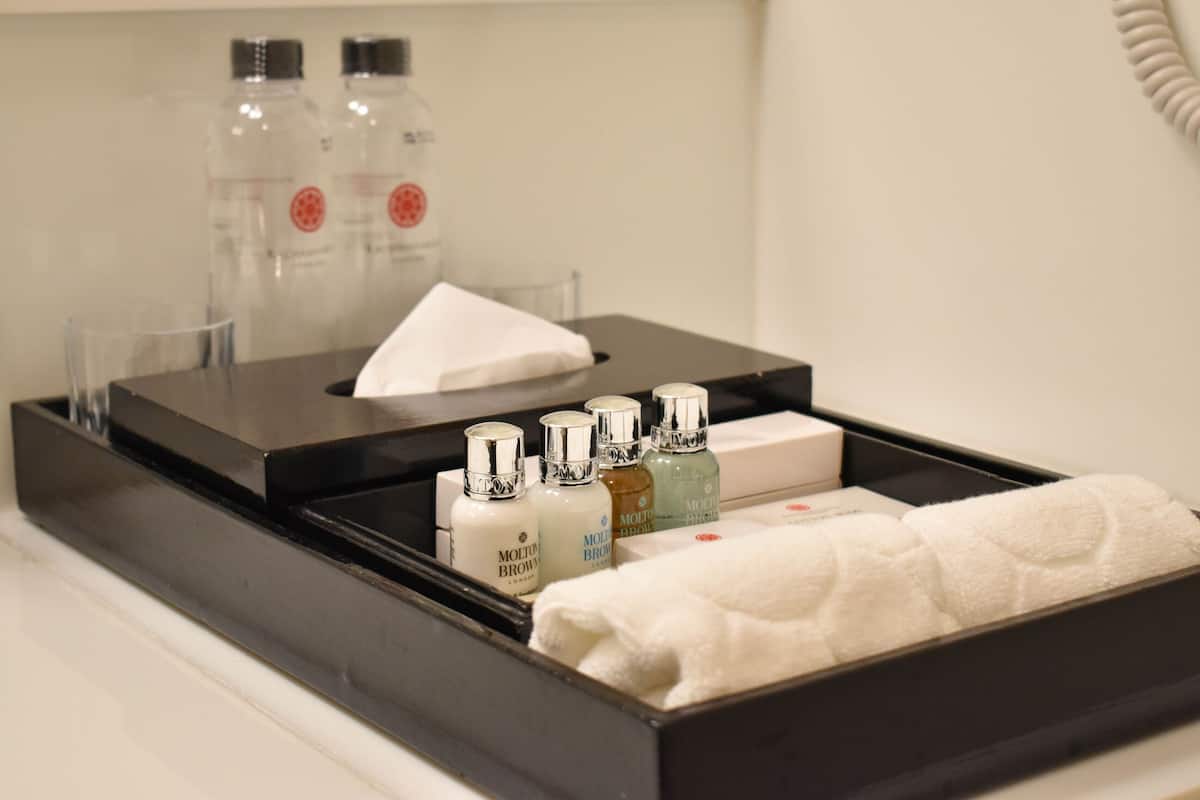 shower, rainfall showerhead, free toiletries, slippers