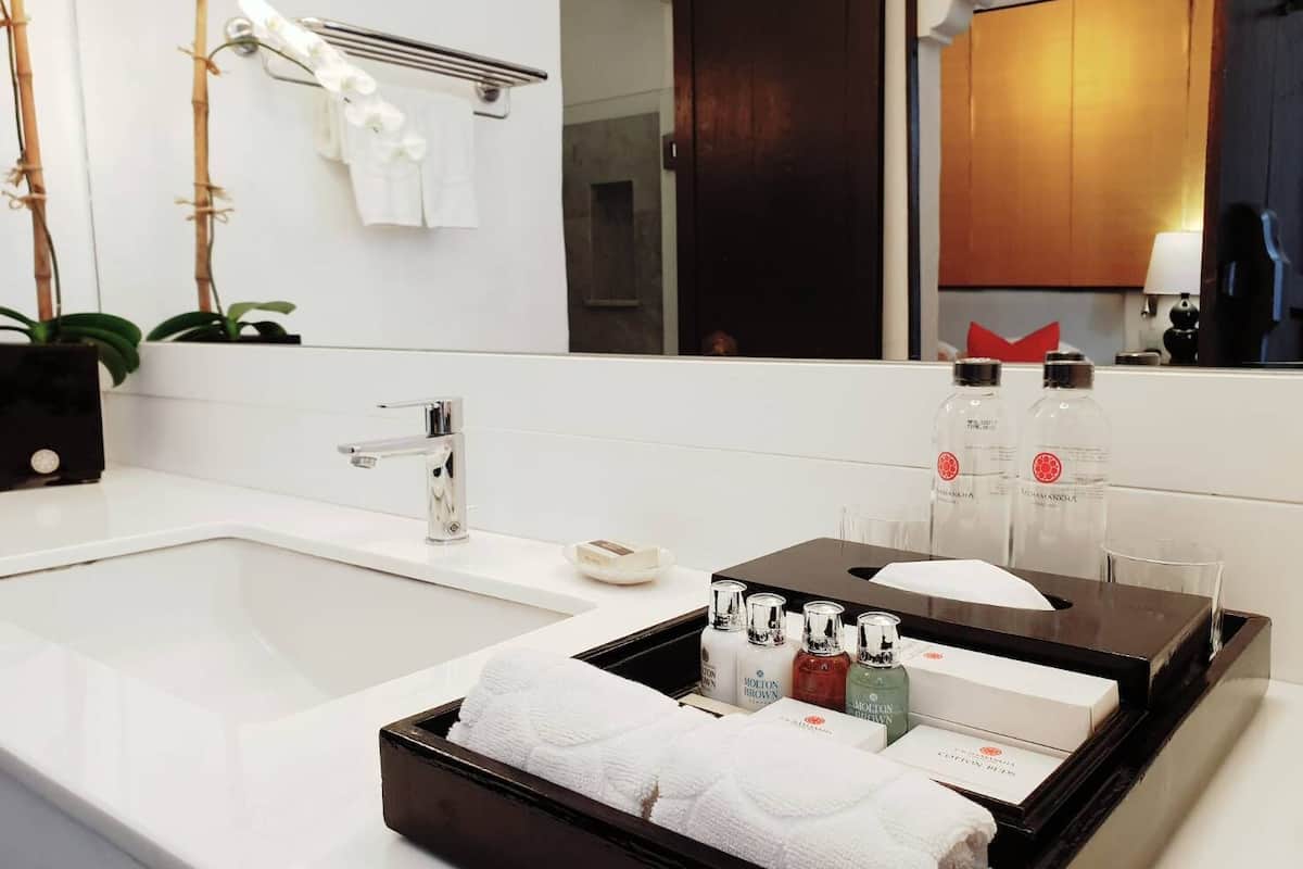 shower, rainfall showerhead, free toiletries, slippers