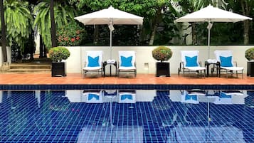 Utomhuspool, parasoller och solstolar