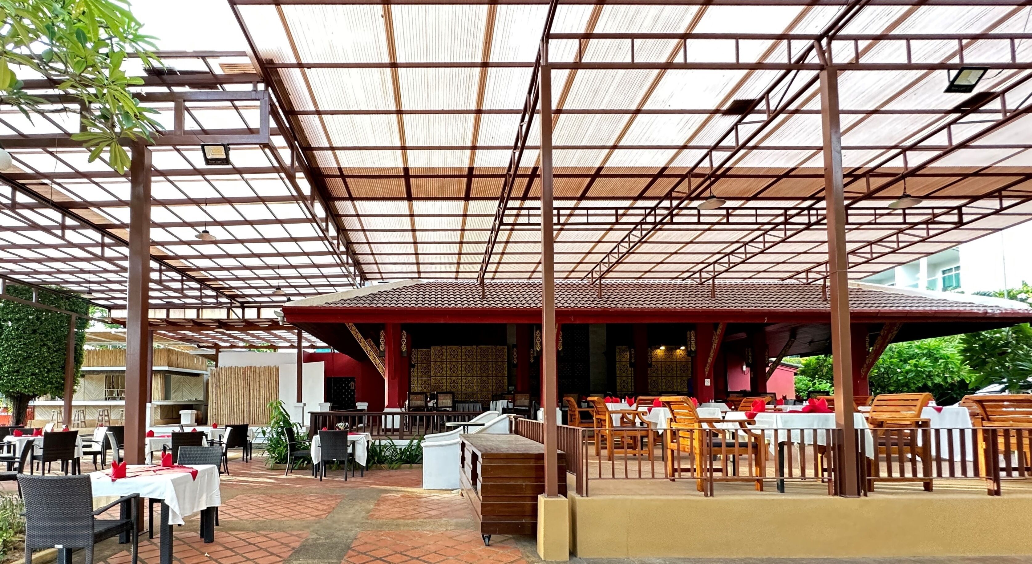 3 restaurants, breakfast served