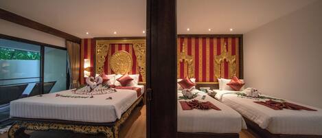 Una habitación de hotel con dos camas, un ventanal grande y un revestimiento decorativo con motivos dorados.