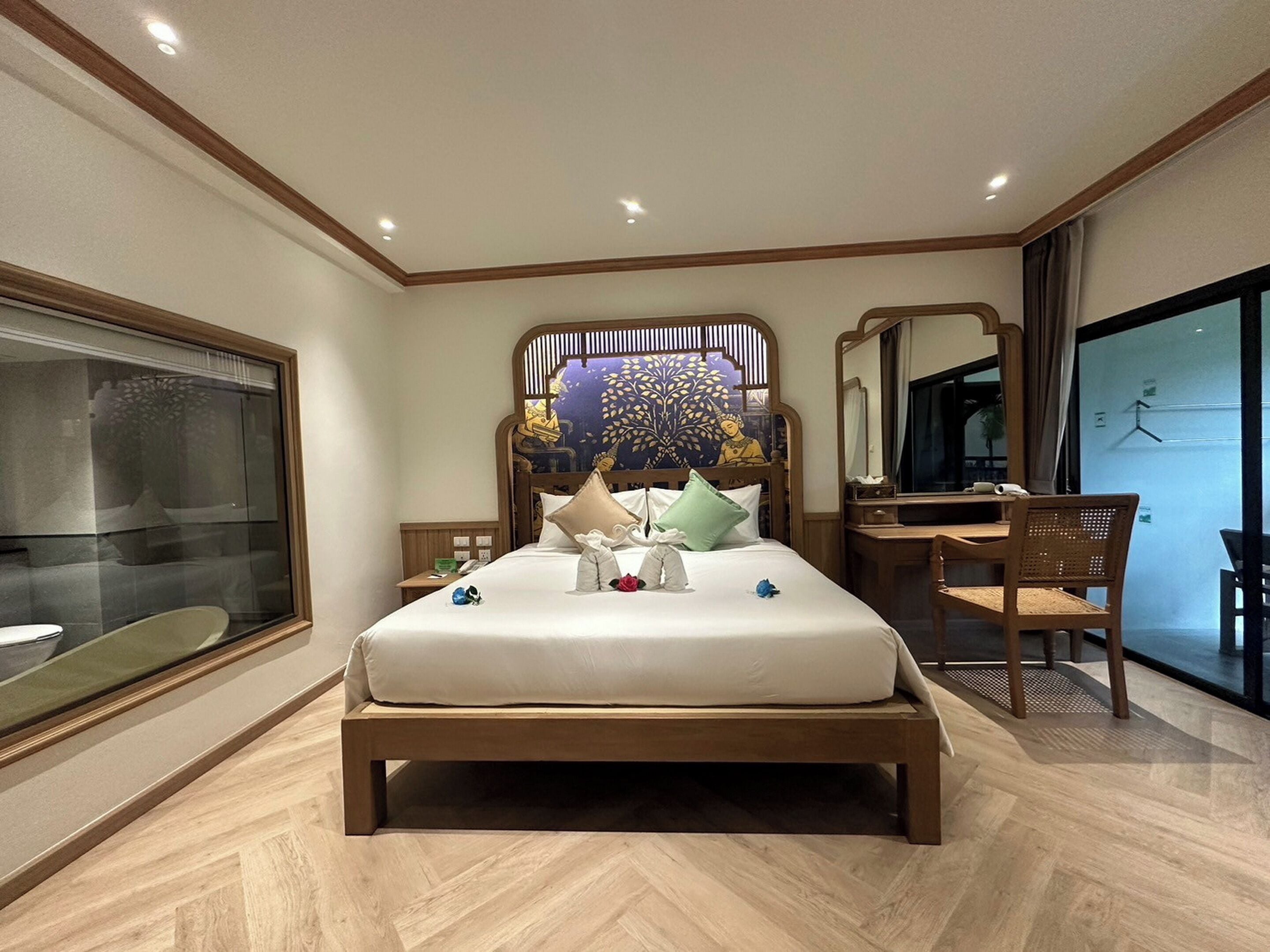 grand deluxe room | 1 bedroom, minibar, in-room safe, desk