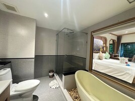 Grand Deluxe Room | Baño | Artículos de higiene personal gratuitos, secador de pelo y toallas