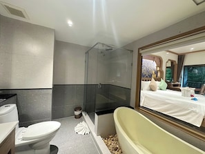 Deluxe kamer, 1 twee- of 2 eenpersoonsbedden | Badkamer | Gratis toiletartikelen, een haardroger, handdoeken, zeep