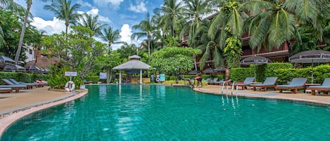 3 piscine all'aperto, ombrelloni da piscina