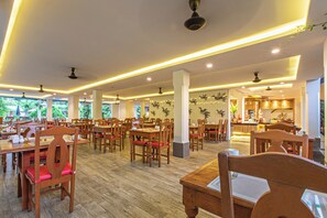 Daily continental breakfast (THB 350 per person)