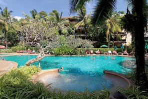 3 piscines extérieures, parasols de plage
