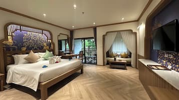 Grand Deluxe Room | Minibar, in-room safe, desk, free WiFi