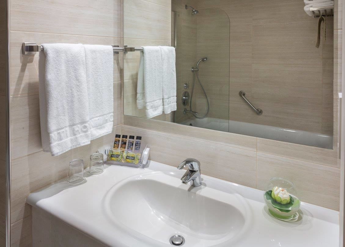 apartment, 1 bedroom | bathroom | combined shower/bathtub, free toiletries, hair dryer, towels