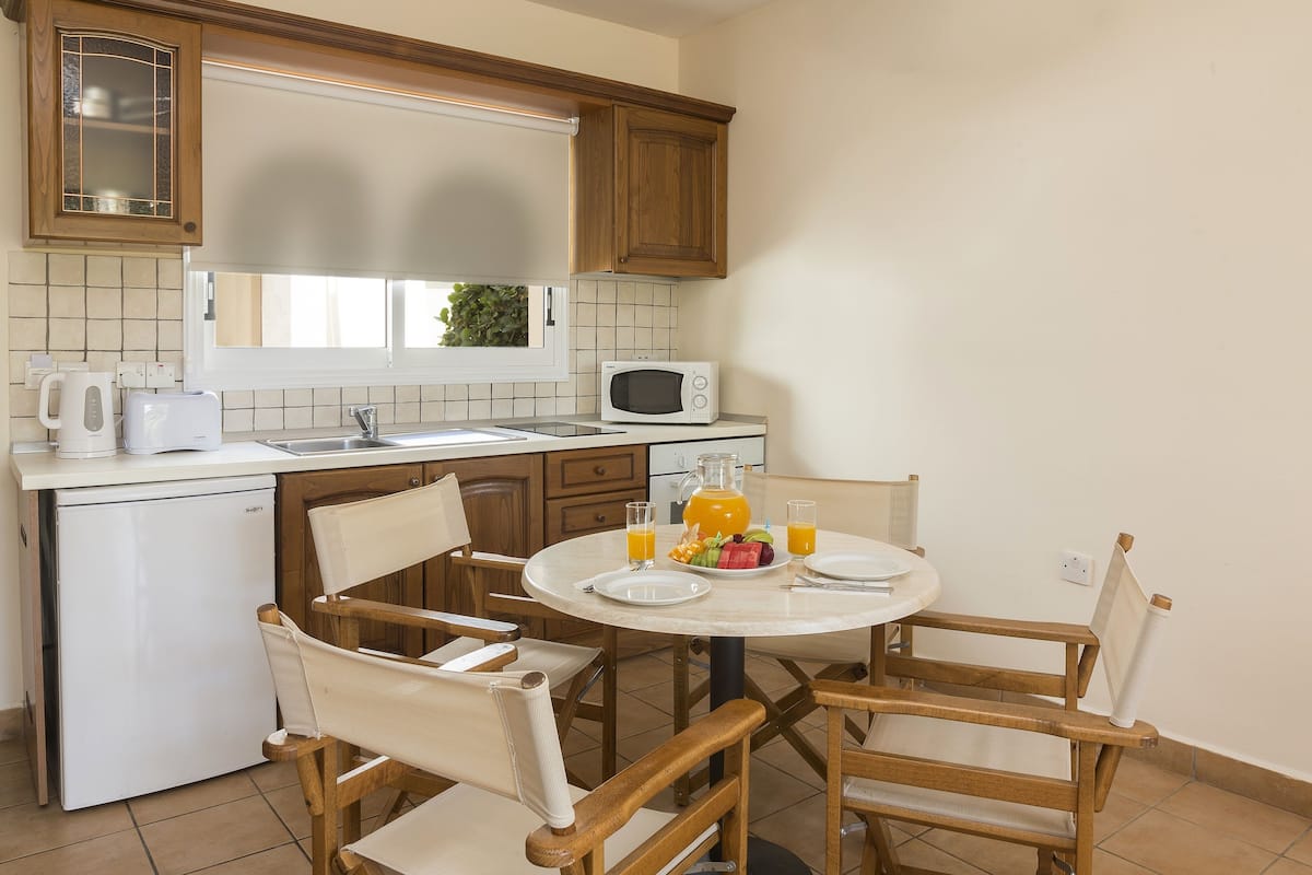 apartment, 1 bedroom | private kitchen | fridge, oven, coffee/tea maker, cookware/dishes/utensils