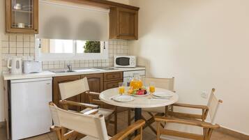 Apartment, 1 Bedroom | Private kitchen | Fridge, oven, coffee/tea maker, cookware/dishes/utensils