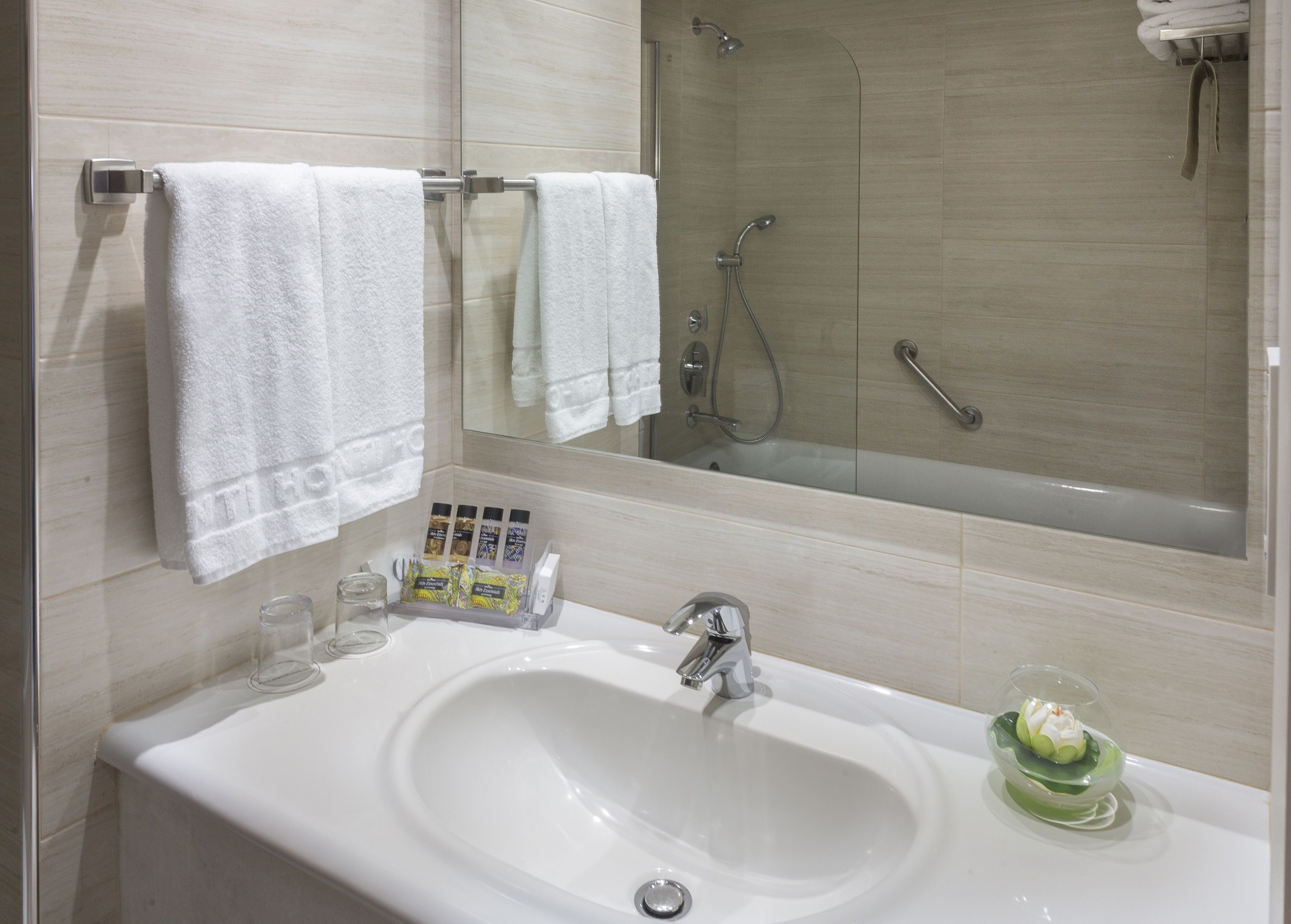 standard double room single use, pool view | bathroom | combined shower/bathtub, free toiletries, hair dryer, towels