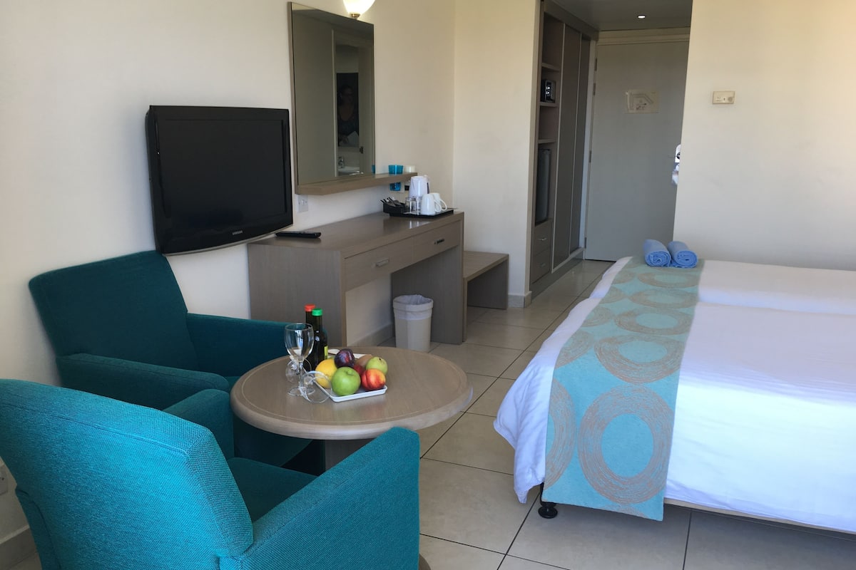 desk, free wifi, bed sheets