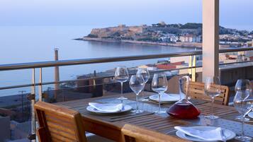 Ropa de cama de alta calidad y caja de seguridad en la habitación