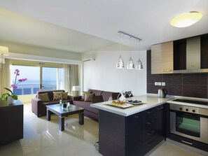 32-inch LCD TV with satellite channels, TV - Macaris Suites and SPA (Rethymno)
