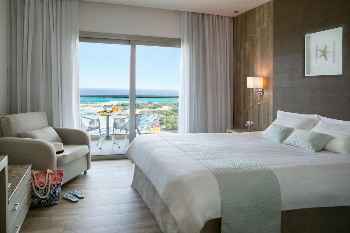 superior room, sea view (front) | 1 bedroom, in-room safe, blackout curtains, soundproofing