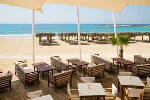 5 bares o lounges, 2 bares junto a la alberca, bar en la playa 