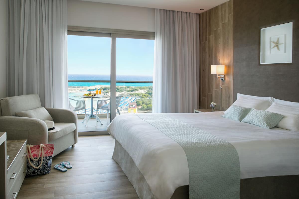 In-room safe, blackout drapes, soundproofing