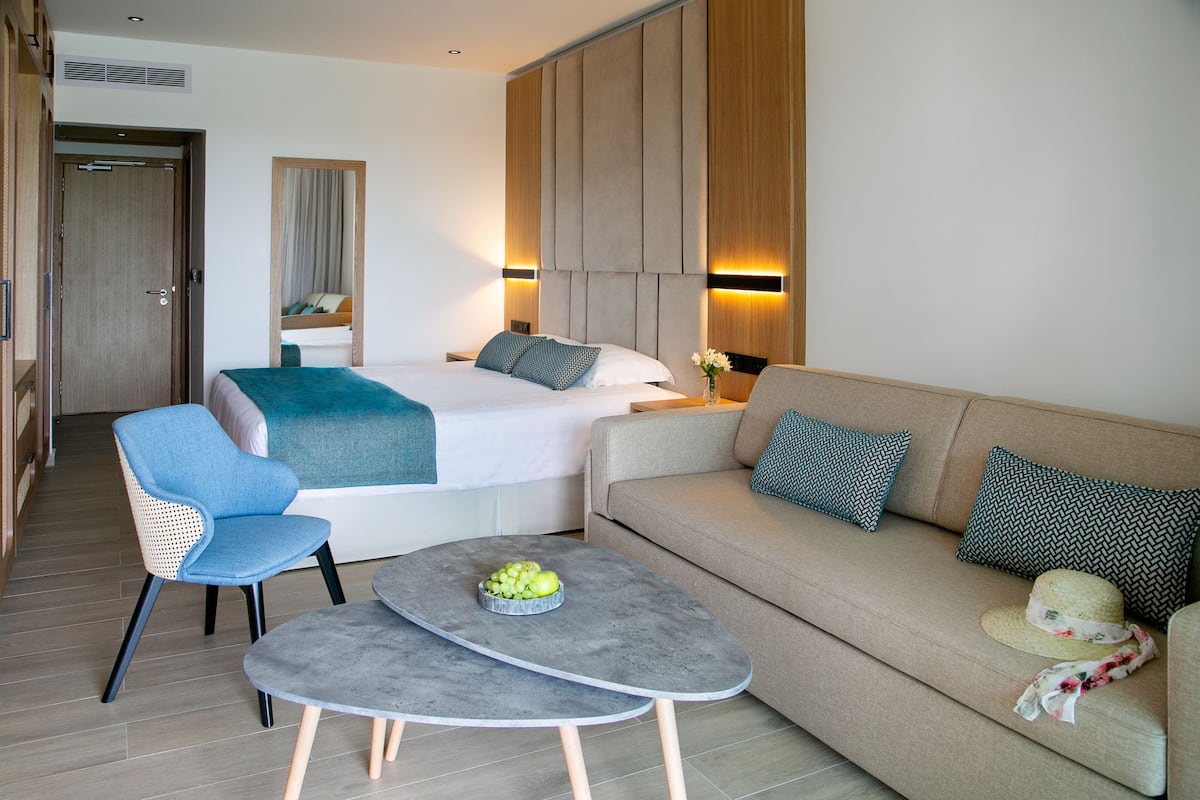 Junior Süit, Balkon, Deniz Manzaralı (Swim up) | Odada kasa, güneşlik/perde, ses yalıtımı, ütü/ütü masası