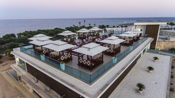 5 bares, 2 bares junto a la piscina y bar en la playa