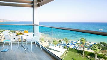 Habitación superior, vista al mar (Front) | 1 habitación, caja de seguridad en la habitación y cortinas blackout