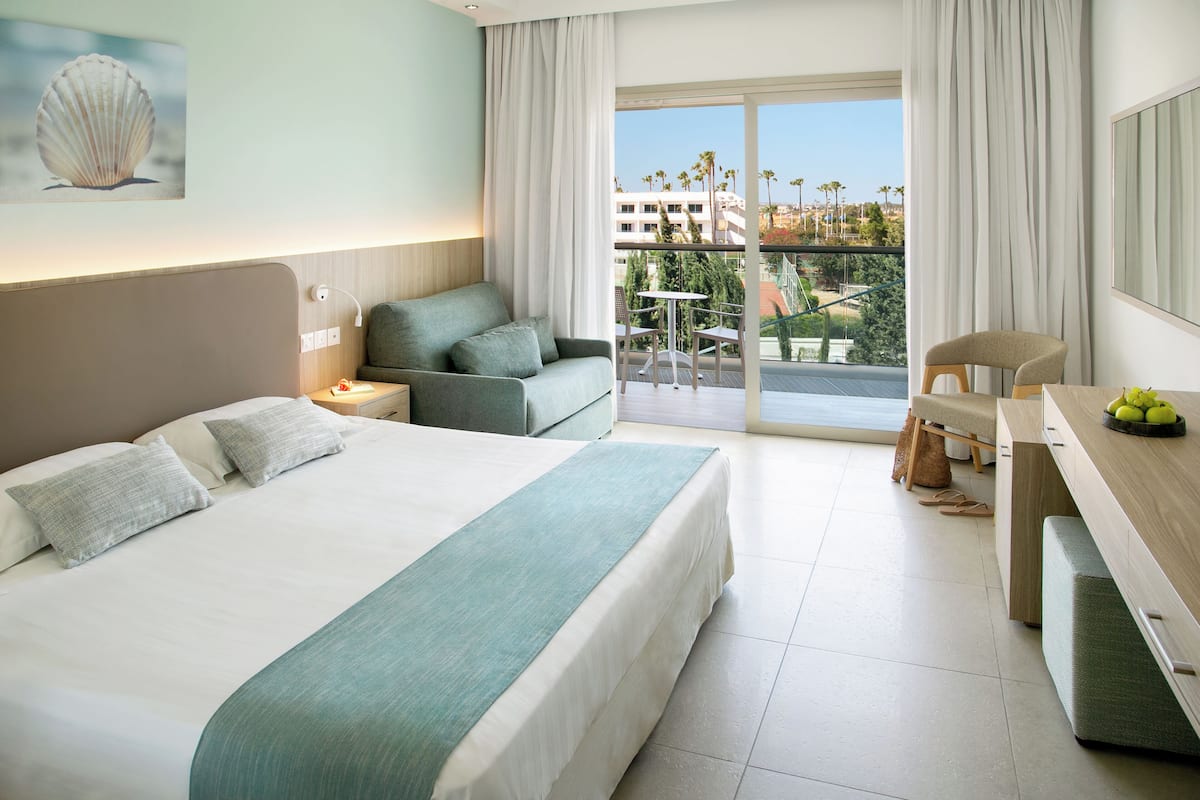 In-room safe, blackout drapes, soundproofing