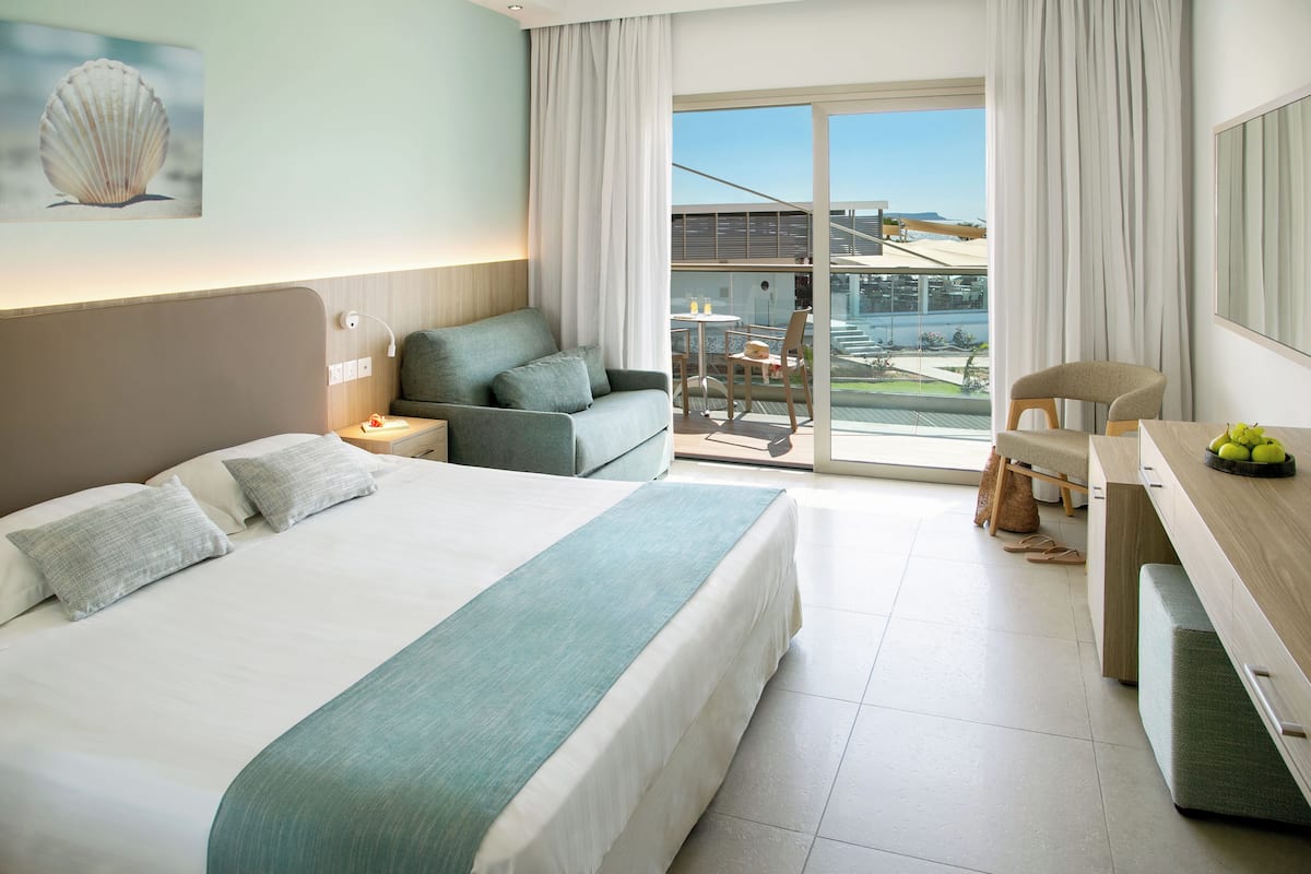 In-room safe, blackout drapes, soundproofing