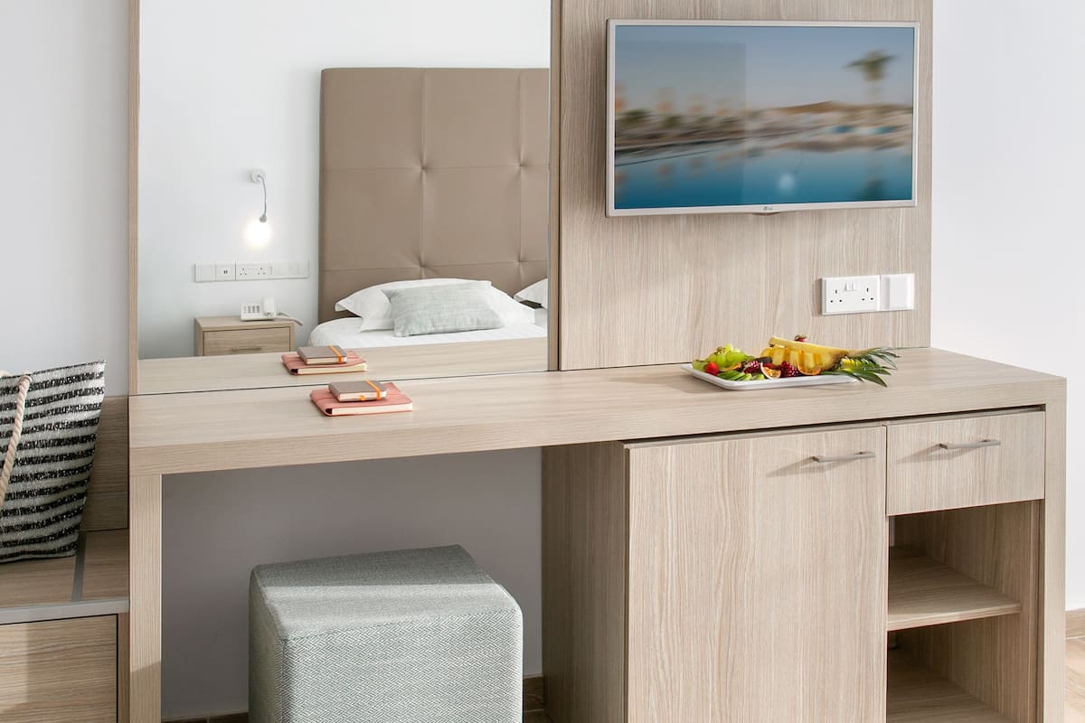 Odada kasa, güneşlik/perde, ses yalıtımı, ütü/ütü masası