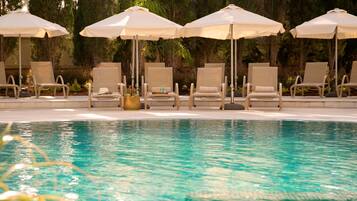 Alberca techada y alberca al aire libre por temporada