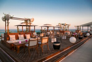 5 bars/lounges, 2 poolside bars, beach bar