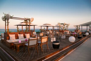 5 bares, 2 bares junto a la piscina, bar en la playa